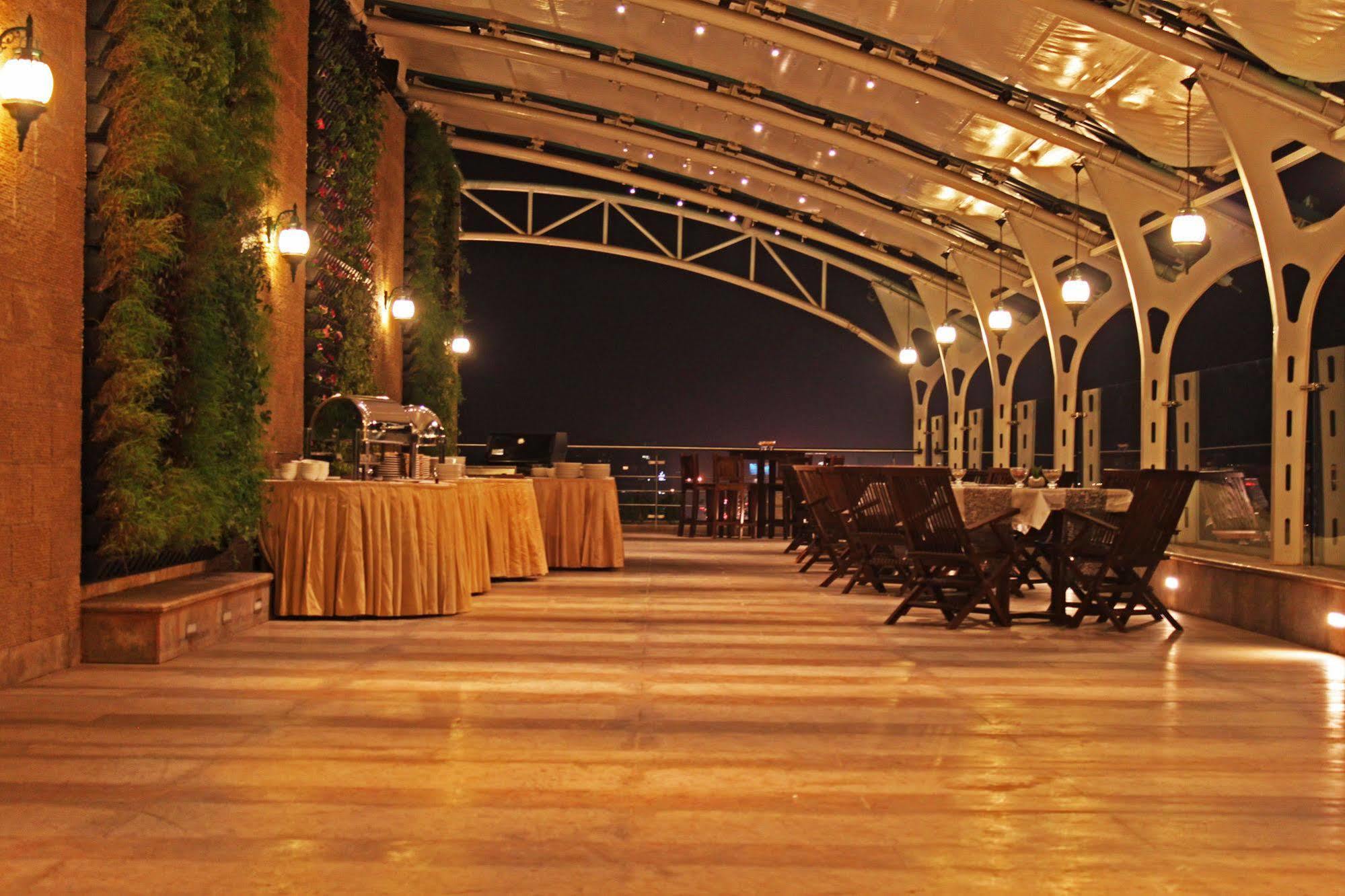 Fortune Select Sg Highway, Ahmedabad - Member Itc Hotels' Group Eksteriør bilde